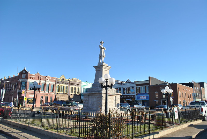 Lebanon Tennessee Town Square with statue